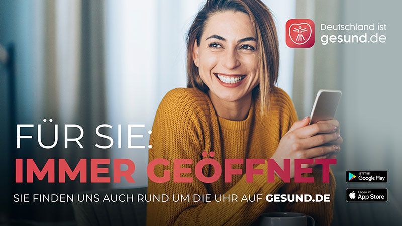 Lächelnde Frau mit Handy