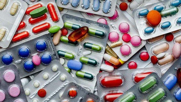 Bunte Tabletten und Kapseln in verschiedenen Formen und Farben, verteilt auf mehreren Blisterverpackungen. Darstellung von vielfältigen Medikamentenarten zur Veranschaulichung von Arzneimitteln oder pharmazeutischen Produkten.