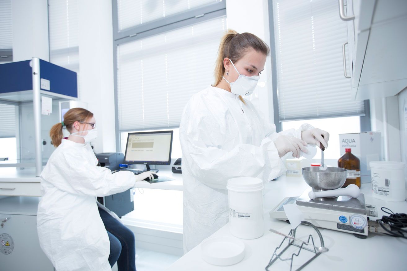 Zwei Mitarbeiterinnen in steriler Schutzkleidung im Labor