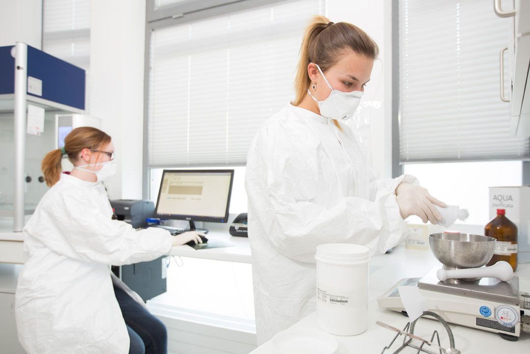 Zwei Mitarbeiterinnen in steriler Schutzkleidung im Labor